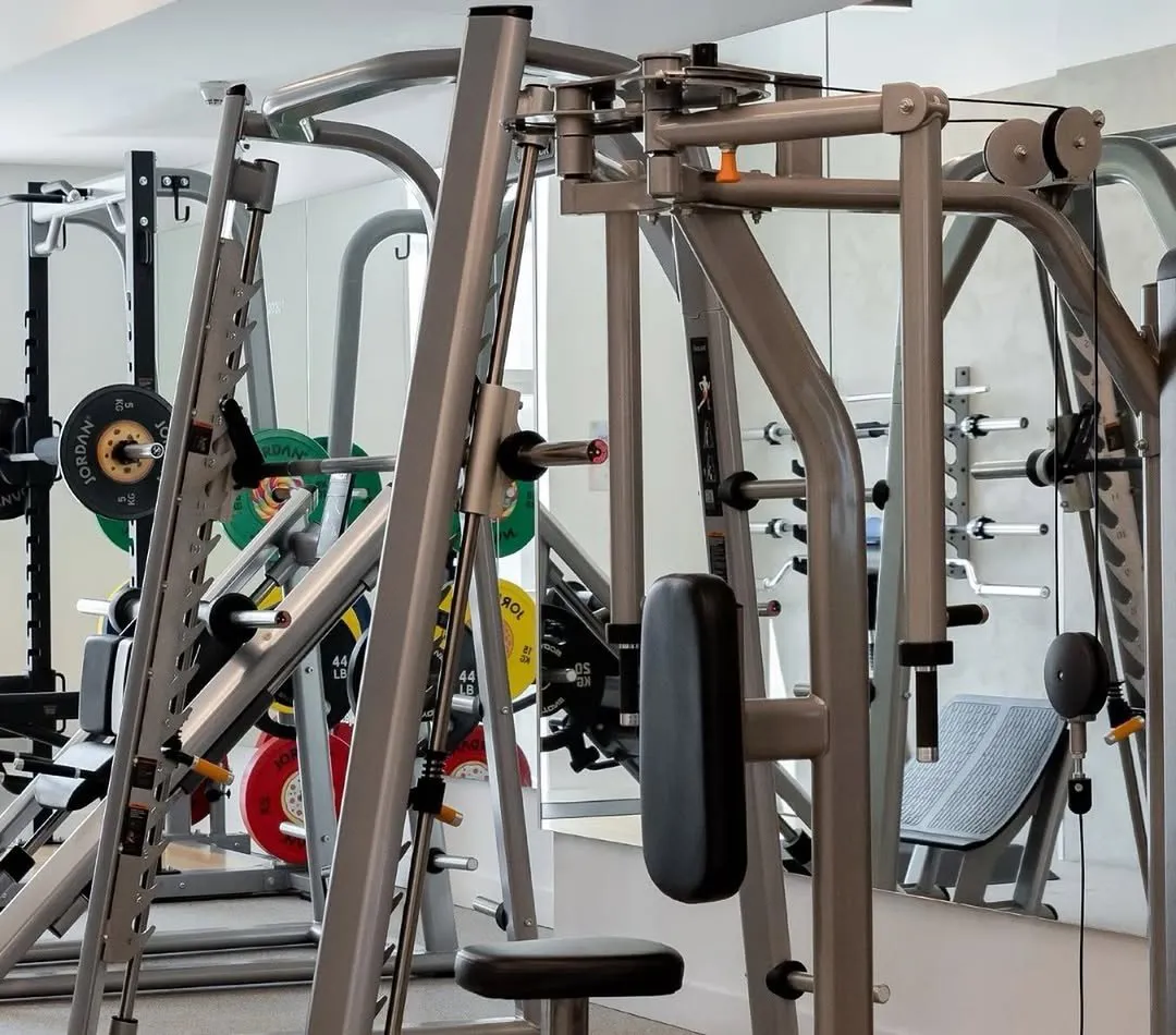 The strength floor with a Smith machine, cable stations and a mirrored wall